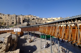 Akses ke Kompleks Al-Aqsa melewati jembatan kayu ini. Sumber: koleksi pribadi