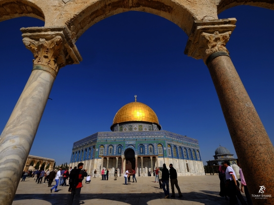 Peziarah di pelataran Dome of the Rock. Sumber: koleksi pribadi