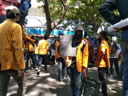 Unjuk ras menolak pengesahan Rancangan Undang-undang Omnibus Law yang berlokasi di Fly Over Jl. A. P. Pettarani Kota Makassar