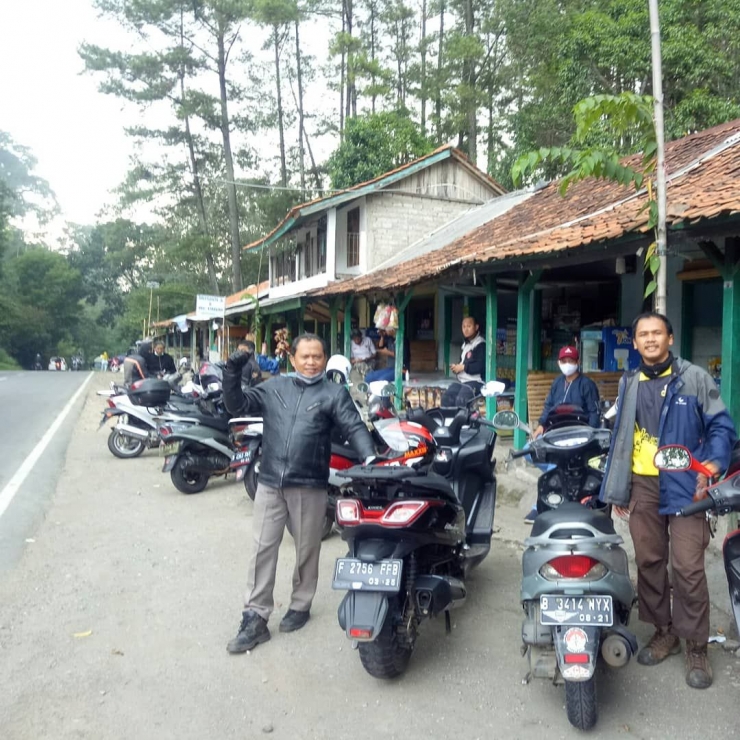 Saat Istirahat Dalam Perjalanan Touring ke Cirata Bersama Kymco Community Depok. (Dok. Pribadi) 