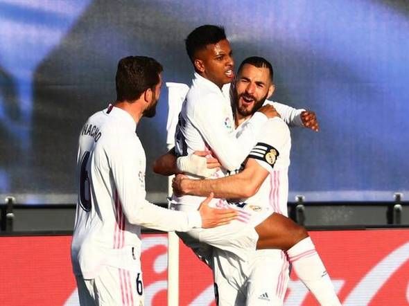 Pemain Real Madrid merayakan gol ke gawang Elche FC. (via sportztimes.com)