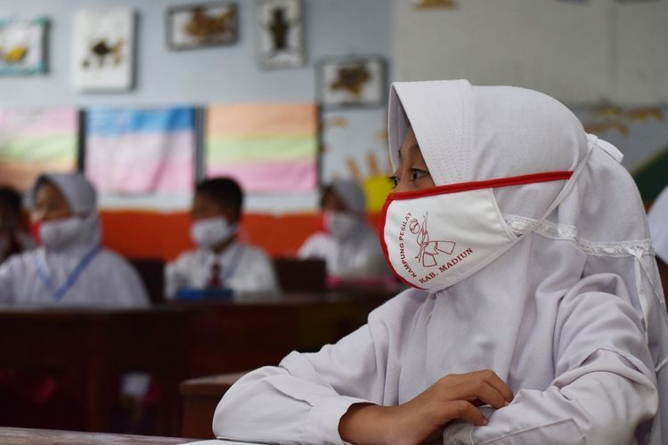 Murid SD mengikuti simulasi belajar tatap muka di SDN 1 Kare, Kabupaten Madiun, Jawa Timur, (14/12/2020). ANTARA FOTO/Siswowidodo/aww