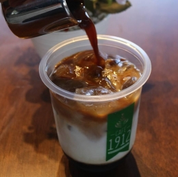 Perpaduan yang nikmat dari kopi, susu, dan gula aren (doc. instagram cafe 1912)