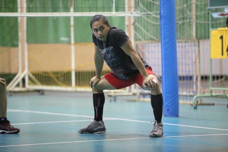 Pemain voli putri nasional, Aprilia Manganang, sedang menjalani sesi latihan di Padepokan Voli, Sentul, Kabupaten Bogor, Kamis (1/6/2017).(KOMPAS.COM/ANDREAS LUKAS ALTOBELLI)