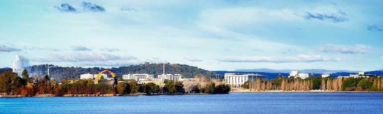 www.flickr.com | Skyline Canberra, hanya ada bangunan2 pendek, belasan lantai saja, selebihnya adalah perbukitan Canberra, hutan dan semak2 khas Australia .....