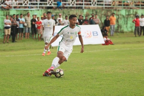 Pemain Tulehu all star, Hasyim Kipuw mengontrol bola. 