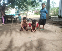 Dokpri. Anak-anak sedang bermain kelereng model roket