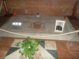 makam uskup Bergamin dalam gereja (dok Pribadi)