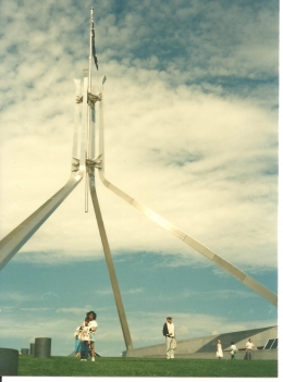 Dokumentasi pribadi/Aku dengan Harry, dibawah tiang bendera yang selalu berkibar bendara Australia, lambang Negara Australia, yang sangat membangggakan bagi mereka