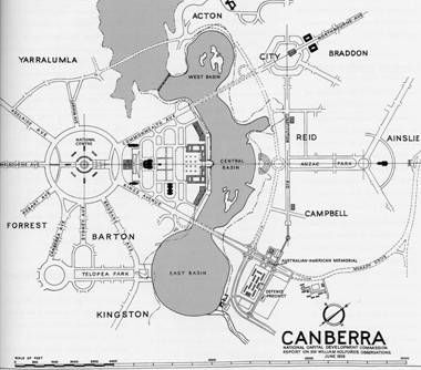 Karena kota Canberra di atur dan di desain sedemikian, dengan mudahnya si arsitek menempatkan Parliament House Canberra, di titik2 strategis, dengan Burley Griffin Lake, yang menjadi border pemerintah dan warga nya untuk kota ini/aph.gov.au