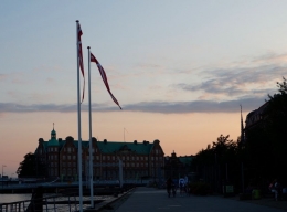 Senja di Kopenhagen dengan bendera Denmark yang menjulang (Dokpri)