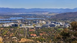 www.culturetrip.com | Karena Canberra memnang di desain secara spesifik sebagai pusat pemerintahan dan sebagai ibukota Australia, Canberra memang di desain bukan untuk kota bisnis dan industry, termasuk dengan bangunan2 tingginya.