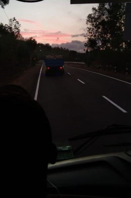 Penulis memotret senja dari dalam bus saat perjalanan menuju Pantai Klayar / dokpri