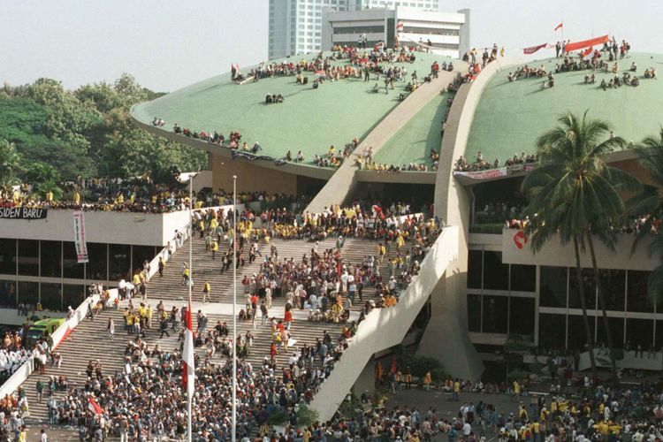 Mahasiswa se-Jakarta, Bogor, Tangerang, dan Bekasi mendatangi Gedung MPR/DPR, Mei 1998, menuntut reformasi dan pengunduran diri Presiden Soeharto. Sebagian mahasiswa melakukan aksi duduk di atap Gedung MPR/DPR. Kompas/Eddy Hasby (ED).