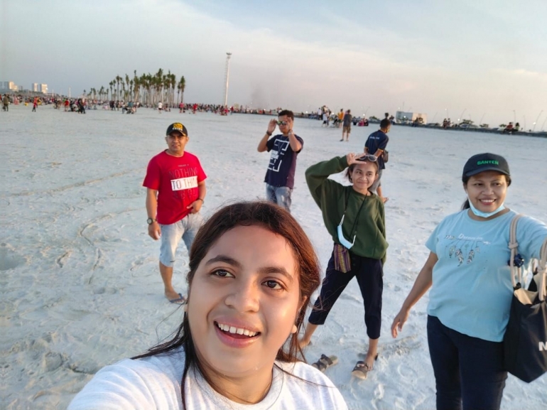 Pantai Pasir Putih PIK2. Foto oleh Marsela Binsasi