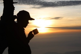 Lelali berpikir dan kopi (sumber gambar: lucuketawangakak.blogspot.com)