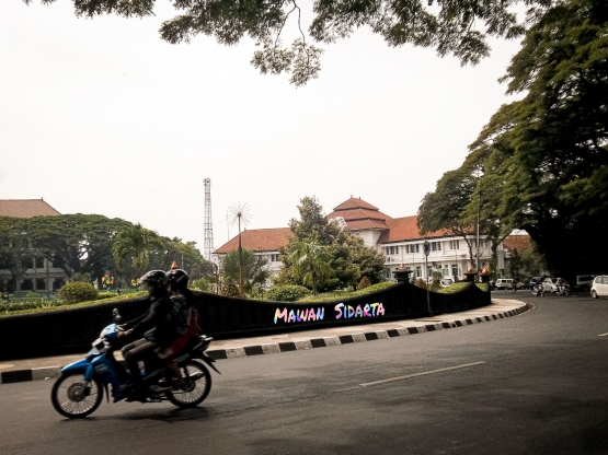 Alun-alun bundar di depan Balai Kota Malang (Dokumentasi Mawan Sidarta)