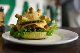 Burger yang berbentuk Virus Corona, Gambar: travel.kompas.com