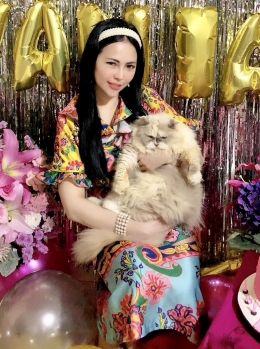 Vania Clara Wijaya dengan Chezy, Kucing Kesayanganya. (Foto: Vania Clara Wijaya)