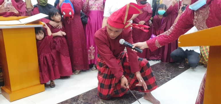 Iksan saat angngaru, tradisi membaca ikrar setia (Foto: Dokri)