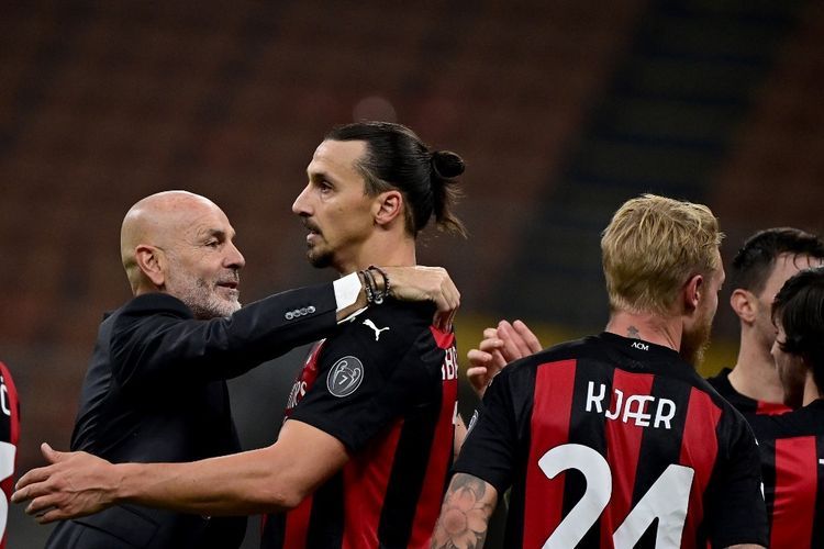 Pelatih AC Milan Stefano Pioli memberi pelukan kepada Zlatan Ibrahimovic (AFP/MIGUEL MEDINA via KOMPAS.com)