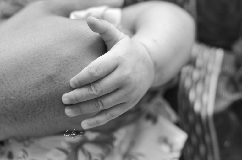 Tangan seorang balita yang berusaha menggenggam tangan sang ayah. (Dok. pribadi/foto oleh Kazena Krista)