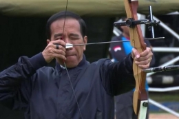 Presiden Joko Widodo berlatih memanah di Pusdikzeni, Bogor, pada Sabtu (14/1/2017).(BIRO PERS SETPRES) 