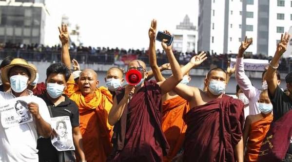 Para biksu yang ikut berdemonstrasi sambil memberikan salam tiga jari di Yangon, Myanmar pada 8 Februari 2021 | Foto diambil dari AP Photo via Kompas
