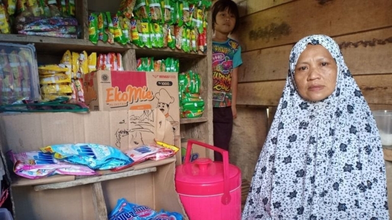 Hijrah dari Palu ke Mamuju pascatsunami 2018, warung Mama Getri kembali terdampak gempa di Mamuju pada Januari lalu. Penghasilan Mama Getri menurun sejak saat itu sampai ia memutuskan untuk menambah penghasilan dengan berjualan keliling - Dokpri