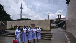 berfoto ria di depan Istiqal (dok pri)