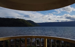 Pemandangan danau Toba dari sebuah balkon hotel (Foto pribadi)