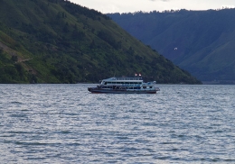 Kapal siap mengantar wisatawan ke Pulau Samosir (Foto pribadi)