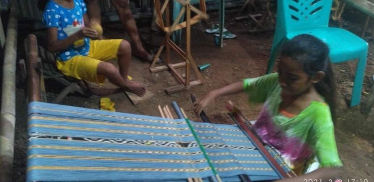 foto.dok.pribadi/anak-anak melestarikan budaya dengan berlatih menenun