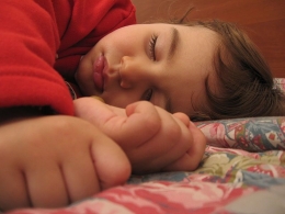 Tidur nyenyak bak bayi membuat otak kita tetap muda sampai usia tua. (Foto oleh Alessandro Zangrilli via Wikimedia Commons)