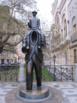 Patung Kafka di Praha (Sumber gambar: Pinterest)