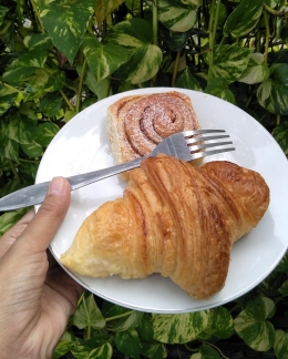 Cinnamon Roll dan croissant (doc. pri)