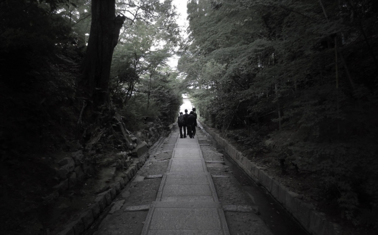 Ilustrasi: Orang menyusuru jalan di Tokyo oleh otsukarekun 'path' | sumber: flickr.com