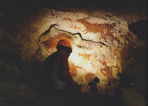 Mendokumentasikan gambar cadas (Foto: BPCB Sulawesi Selatan)