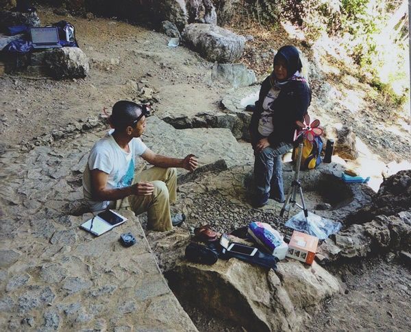Kegiatan pemantauan laju kerusakan lukisan gua (Foto: BPCB Sulawesi Selatan)