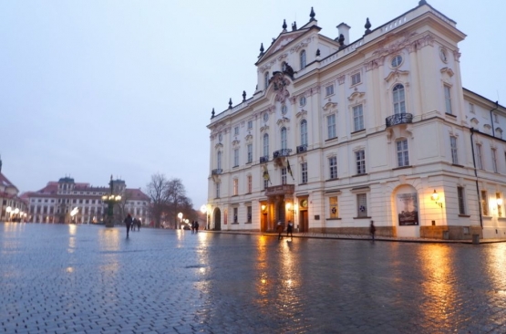 Pelataran Prague Castle di sore hari (Dokpri)