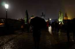 Charles Bridge saat hujan di malam hari (Dokpri)