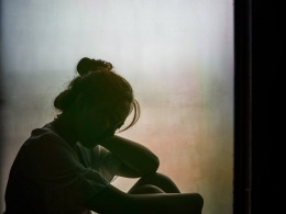 ilustrasi wanita sedang frustasi dan depresi (Sumber: www.mirror.co.uk)