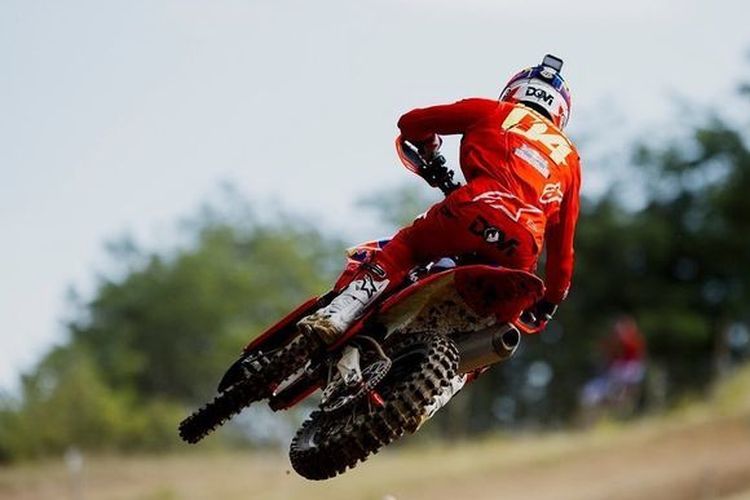 Dovi juga suka beradu cepat di ajang Motocross. Gambar: The-Race.com via Kompas.com