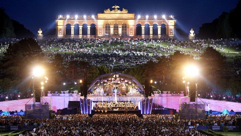 Konser Vienna Philharmonic di Taman Istana Schonbrunn (Sumber: Bbc.co.uk)