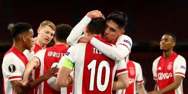 Pemain Ajax merayakan gol ke gawang Young Boys. (via explica.co)