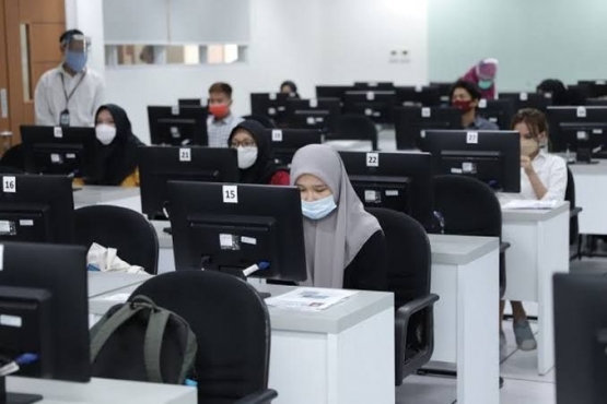 Foto calon mahasiswa yang menempuh ujian UTBK SBMPTN (foto dari edukasi.kompas.com)
