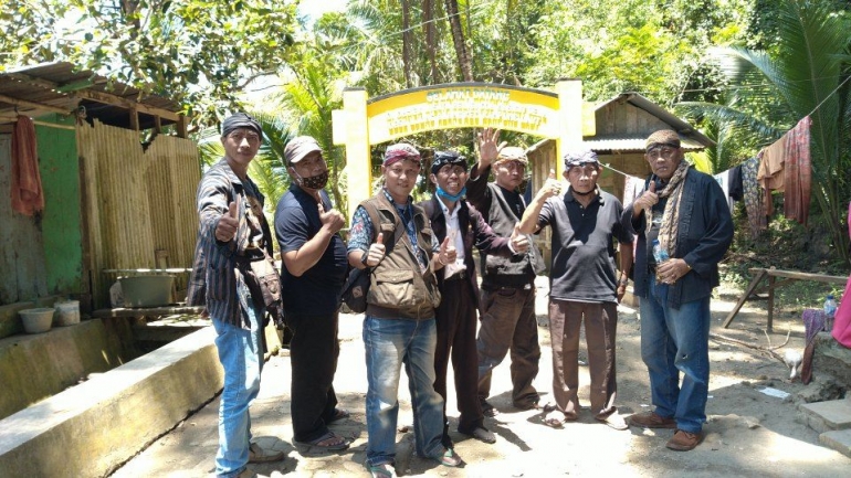 Penulis (ketiga dari kiri) dan kawan-kawan di depan pintu masuk kawasan Gua Masigit Sela (17/3). | Dokpri