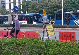 Beberapa meter menjelang halte bus, malah fokus mainan ponsel (foto: widikurniawan)