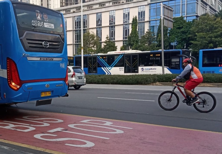 Pesepeda masih nekat di jalur khusus kendaraan bermotor (foto: widikurniawan)