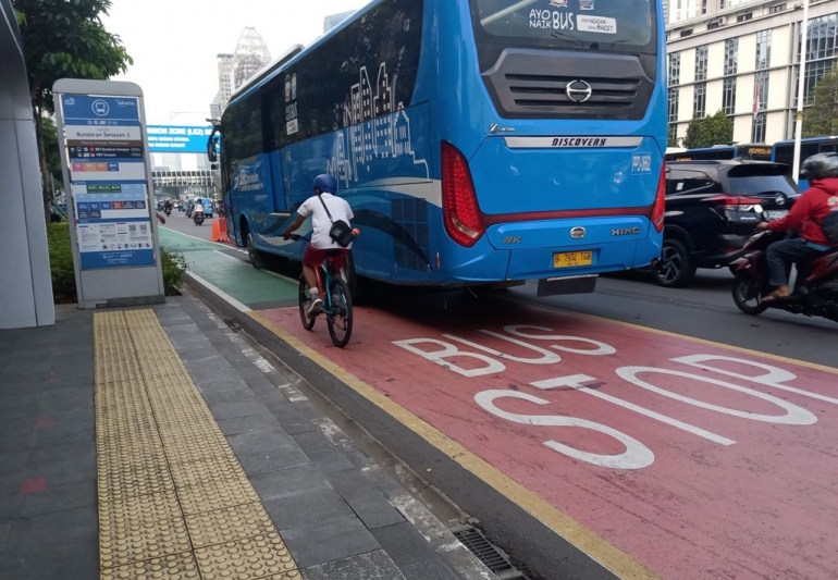 Jalur khusus sepeda yang bersinggungan dengan halte bus (foto: widikurniawan)